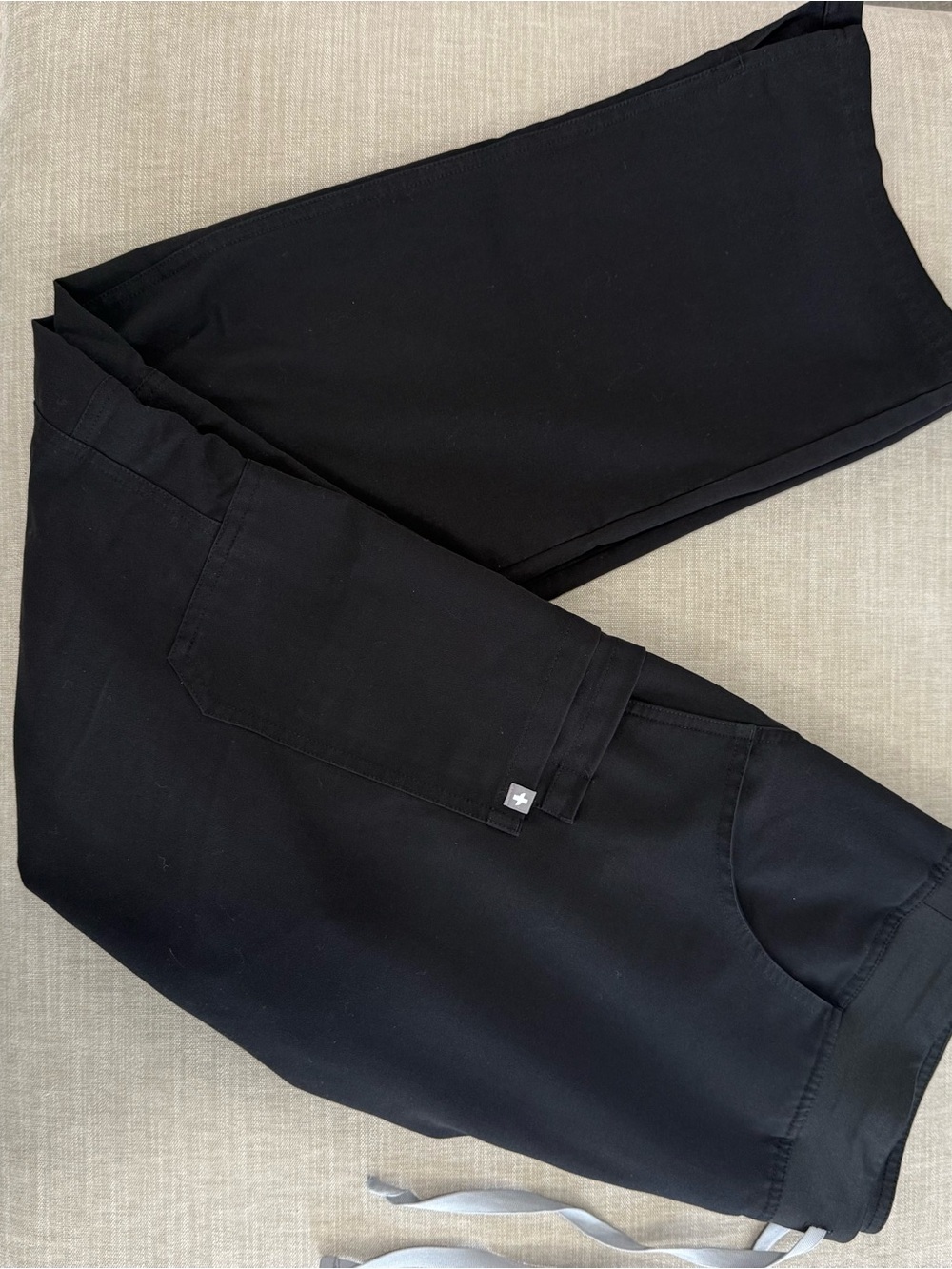 FIGS Black Kade Cargo Scrub Pants - Picture 5 of 6